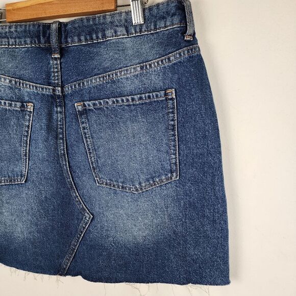 H&M Jean Mini Skirt Denim Medium Wash Frayed Raw Hem Size 8 - Picture 11 of 14